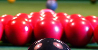 Bolas de snooker con la negra al frente